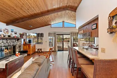 Image de Casa Lago by Destination Big Bear : Lake Views from this Spacious 3 Bedroom, 2 Bathroom! Pool Table!