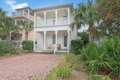Image de 880yds2Beach~4 Bikes Included~Luxury Kitchen~Multiple Balconies~Dock Holiday