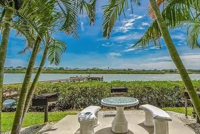 Image de Coastal Waterfront Condo, Beach 2 min walk, Heated Large Swimming Pool