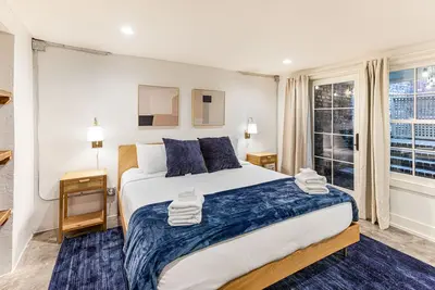 Image de The Park House: Garden Apartment w/ Courtyard Across from Square, No Stairs!