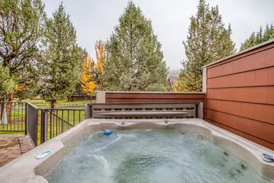 Image de Gorgeous Patio, Hot Tub, Primary Suite, Smart TVs in this Eagle Crest Townhome!