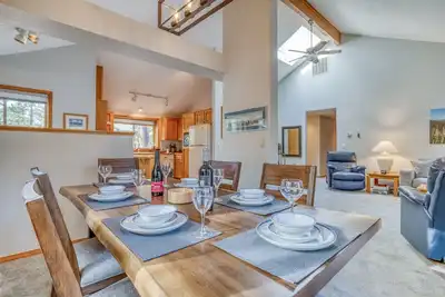 Image de Single-level - Private Wrap Deck with Hot Tub is Perfect Way to Enjoy Sunriver!