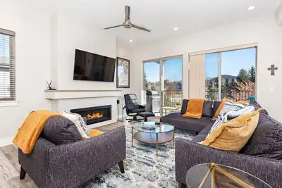 Image de Newly Built, Stylish Modern Condo w/ Hot Tub & Large Balcony, 30 mi. to Aspen!