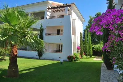 Image de f2 with air conditioning, private parking, playground for children by the sea