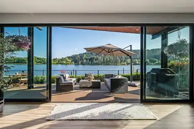 Image de Prime Location, Incredible views! River front Home CdA 2mi to town Spa Sleeps 8