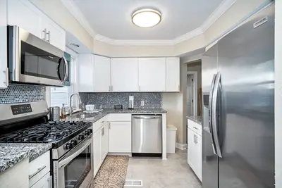 Image de “The Family Spot” near airport, shopping, & more.