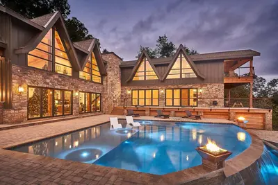 Image de Infinity Pool & close to Downtown Blowing Rock is a 5Bdrm Villa ; luxury views