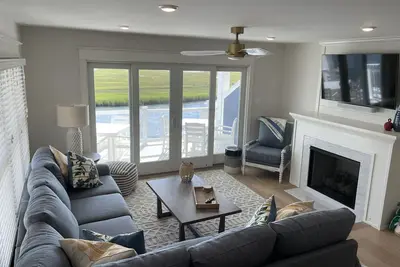 Image de 5 Bedroom, 3. 5 Bath Bayfront Home with Amazing Sunset Views!