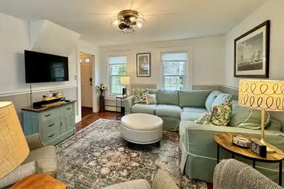 Image de On a Whim - Water Views in Perfect Location!