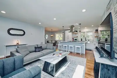 Image de Fox Valley Farmhouse Overlooking The Fox River!