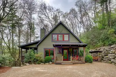 Image de Lark Lodge- Private Mountain Cabin w/ Screened Porch and upper balcony