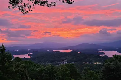 Image de Mountain and Lake views. . . Feels like home with a view!