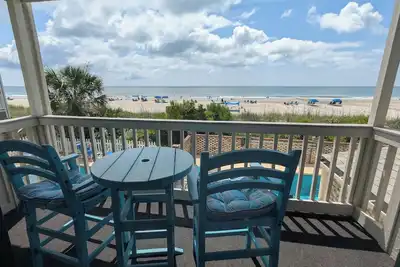 Image de Spacious oceanfront condo with beachfront pool and elevator!