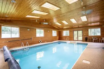 Image de Beautiful home on the Lake. Indoor Pool. Private Pier and a mile from Ski Hill