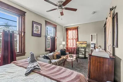 Image de Massive 1b\/1b - King-Bed & Lounge \/ Living Room & Sunroom w\/ Parking! !