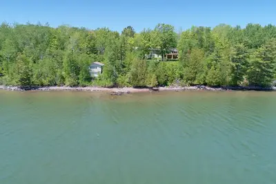 Image de Beachfront and Lakehouse With All of the Comforts!