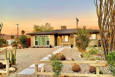 Image de New! Joshua Tree Dream - A Modern Desert Spa Retreat