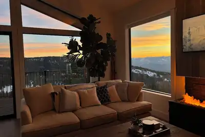 Image de Beautiful and sparkling clean home with private hot tub and Views