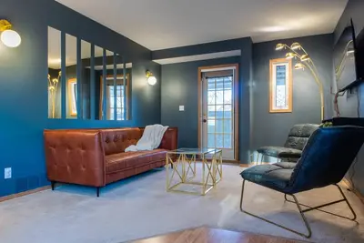 Sleek, Upscale Duplex, 3 Balconies; Steps to Downtown
