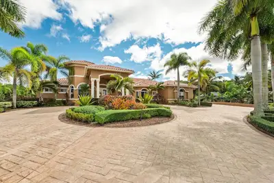 Image de 🌴 Private Luxury Oasis in Southwest Ranches-Pool, Acreage & Peace 🌴