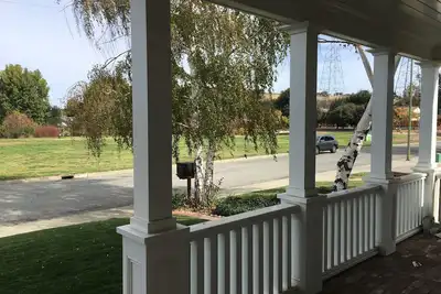 Image de New Custom Home Vaulted Ceilings & Huge windows & porch on Park in Almaden