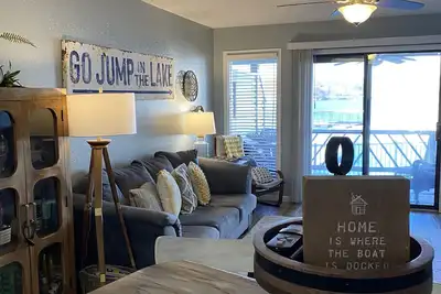 Image de Beautiful 2 Br Condo at Heart of the Lake. Available 14’X32’ Boat Slip
