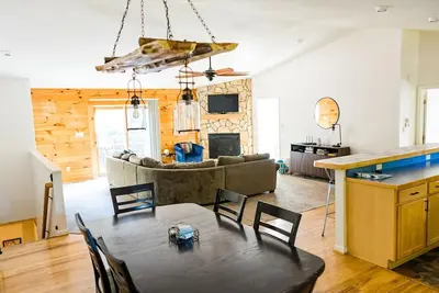 Image de Hot Tub! Spacious & Relaxing! Child/Dog Friendly! Close to all the Fun!
