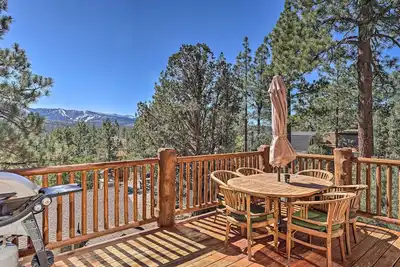 Image de 4 Mi to Snow Summit: Cabin w/ Mtn Views & Decks