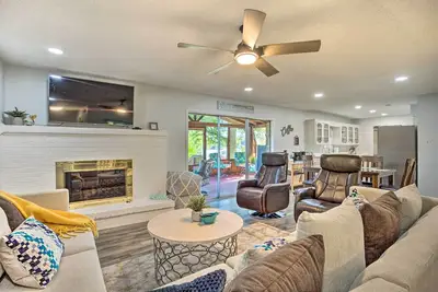Image de Cedar Creek Lake Home: Private Dock & Hot Tub