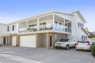 Image de New 3 bedroom Townhouse - 6 Adults & 2 children, a few mins walk to Beach & Lake