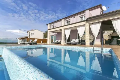 Image de Villa avec grande piscine et vue imprenable