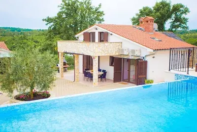 Image de Maison de campagne avec piscine pour 6
