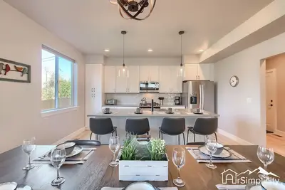 Image de Mod Lux Farmhouse • Chefs Kitchen • Game Rm • Yard