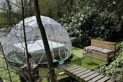 Image de Cabane en Thiérache \"La tête dans les étoiles\" le dôme flottant et sa tiny-house