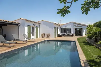 Image de Maison d'architecte familiale avec piscine chauffée au calme