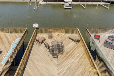 Image de Spacious Waterfront Oasis w/Private Balcony, Huge Deck & a Stunning View.