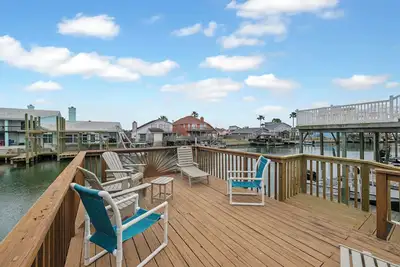 Image de Dog-Friendly Townhome with Boat Dock, Sundeck, and Stunning Waterfront Views