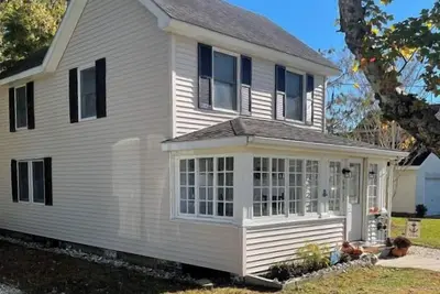 Image de The Oaks - 2br Island home close to town & shopping. Linens provided!