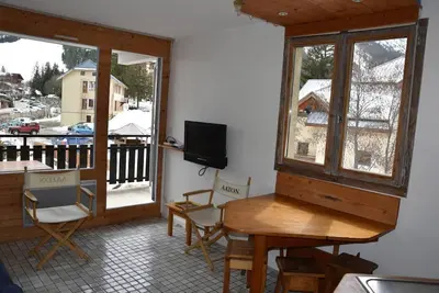 Image de 10m du centre station, 2ème étage, terrasse, parking, télévision, casier à ski, 27m²