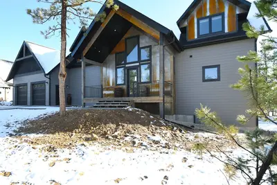 Image de Unique New Build w/ Open Plan, Full of Windows, Hot Tub, & Large Deck