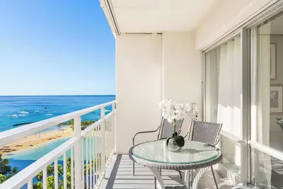 Image de Ocean & Fireworks Condo Steps Away from the Beach at Ilikai Hotel w/Free WiFi