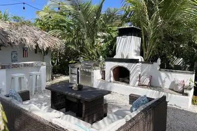 Image de Malecon Beach House with beautiful backyard. Steps from the Caribbean ocean.