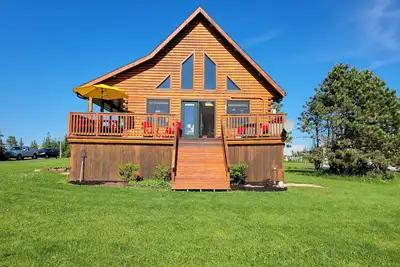 Water Front Log Cottage With Access To Outdoor Community Pool