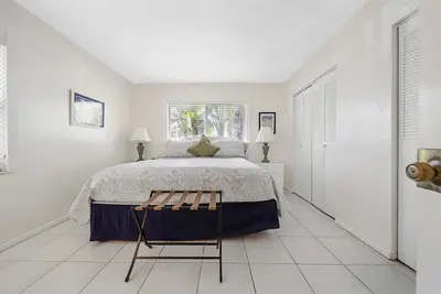Image de Apt#3-Charming relaxing -beautiful Apt-80yard walk to the Beach wBBQ/ Patio