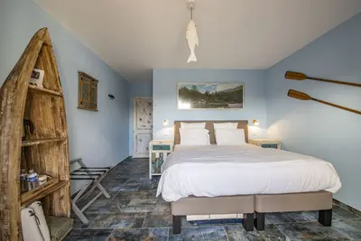 Image de Chambre d'hôtes tout confort avec terrasse dans maison d'hôtes de caractère.