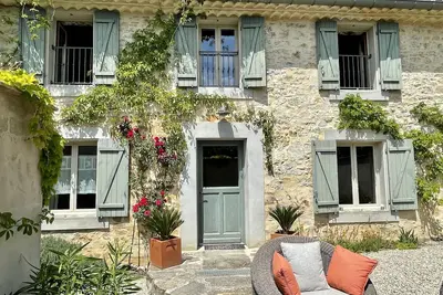 Image de Gîte de charme avec piscine et bassin naturel