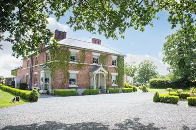 Image de 8 chambres à coucher à Horsemans Green