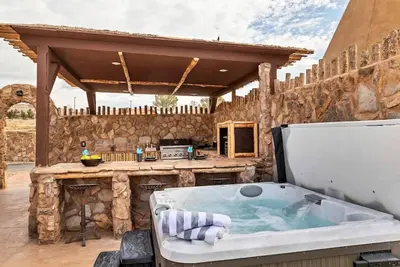 Image de Appaloosa Tipi w/ 1 King Bed, 2 Futons, Outdoor Kitchen and Hot Tub
