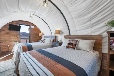 Image de Fun Outlaw Covered Wagon w/2 Queen Beds & Fire Pit