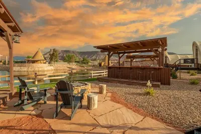 Image de Experience Zion in a Luxurious Western Wagon #29 15 min from Zion w/ 2qb & Outdoor Kitchen